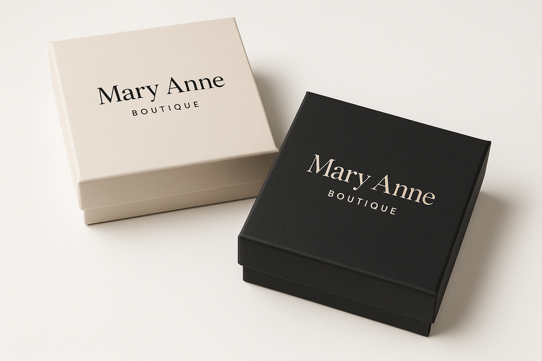 genereer een foto van 2 doosjes waar Mary Anne Boutique op staat.